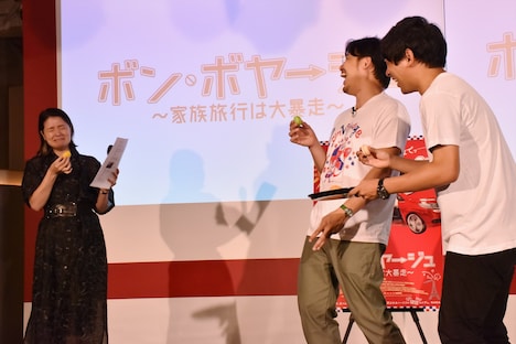 マスタード入りマカロンを食べた奥浜レイラ（左）のリアクションに笑うアルコ＆ピース。