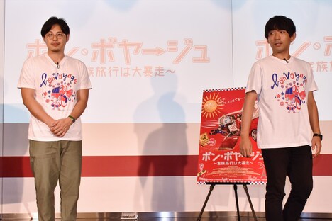 イベント終了後、取材陣からの質問を待ってなかなかステージを降りようとしないアルコ＆ピース。