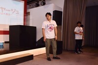 イベント終了後、ステージを降りてから架空の質問に答えるアルコ＆ピース平子（左）。