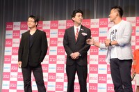 左からガリットチュウ福島、ビスケッティ佐竹、石田靖。