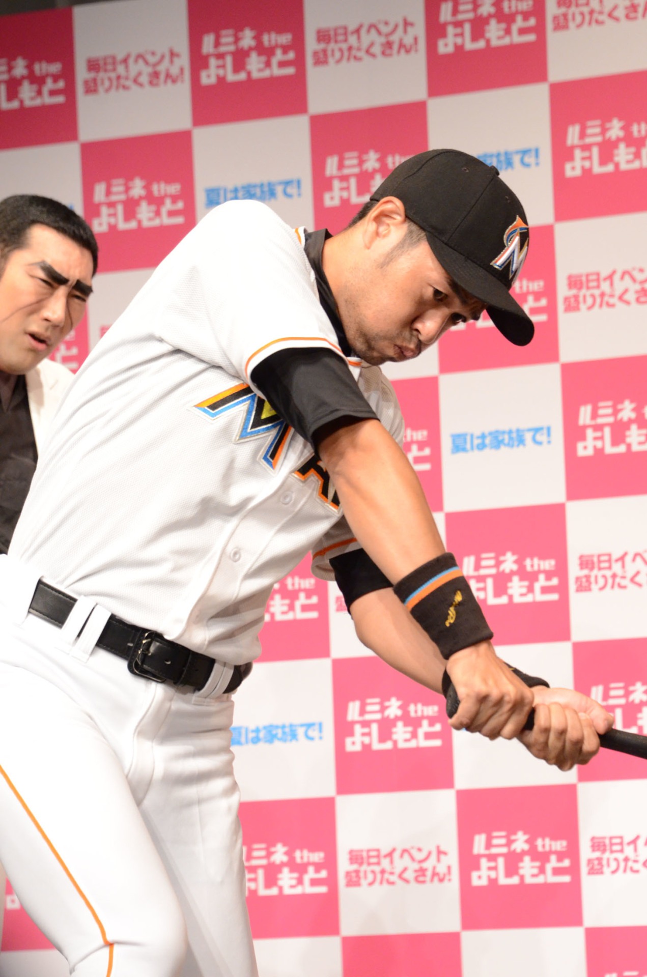 バッティングを披露するニッチロー'とそれを見守るジョーク東郷。