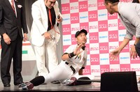 スライディングで“コケ”を表現するニッチロー'。