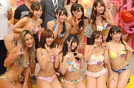 番組に出演する（中列左から）蓮実クレア、羽月希、真木今日子、美咲かんな、（前列左から）AIKA、あかね葵、大槻ひびき、きみと歩実、春原未来。