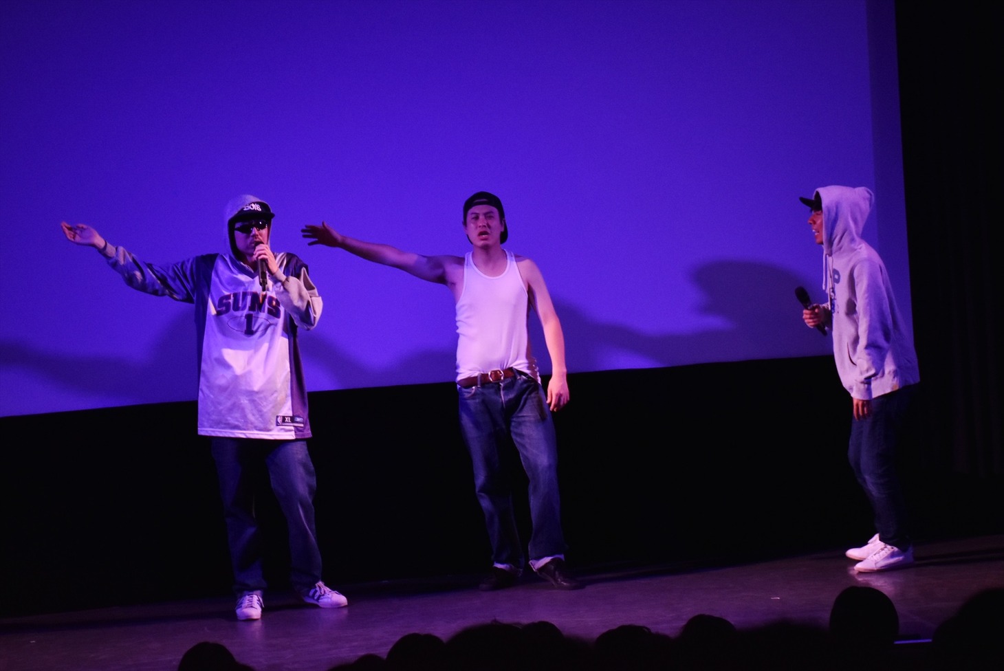 公演終了後のおまけとして、ラップバトルのネタを披露するトンツカタン。