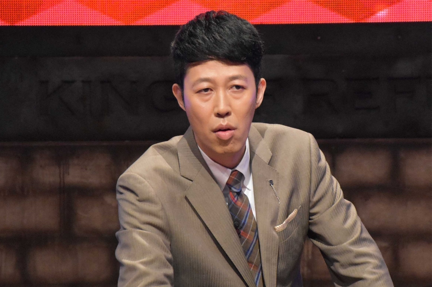 「おしゃべり異種格闘技 論破王 ～激アツ熱帯夜決戦～」主宰の小籔千豊。(c)関西テレビ