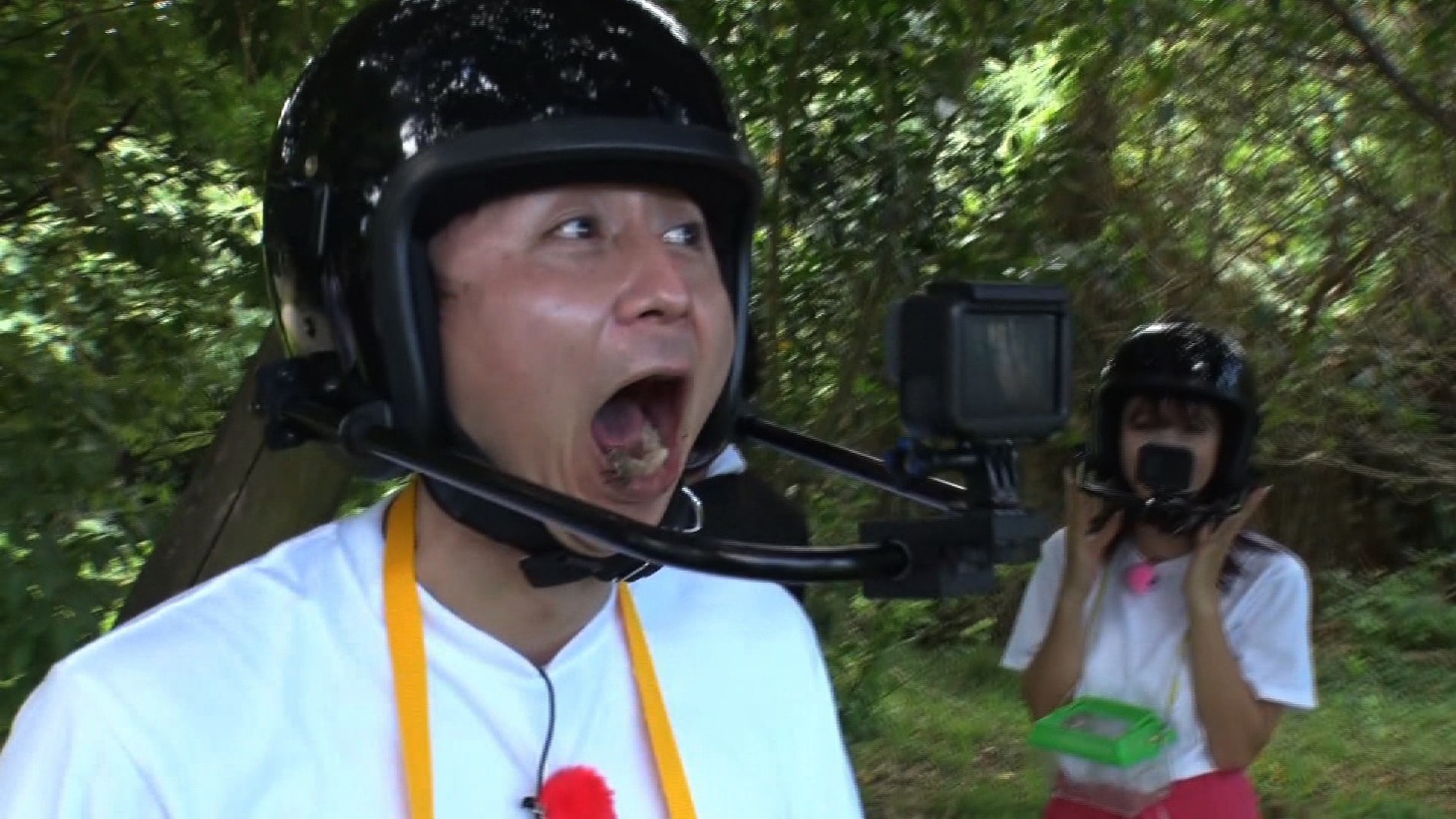 「有吉弘行のダレトク!?」で身体を張ってロケに臨む有吉弘行（左）。(c)関西テレビ