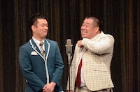 自己紹介がてら歯を鳴らすプラス・マイナス岩橋（右）。