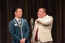 自己紹介がてら歯を鳴らすプラス・マイナス岩橋（右）。