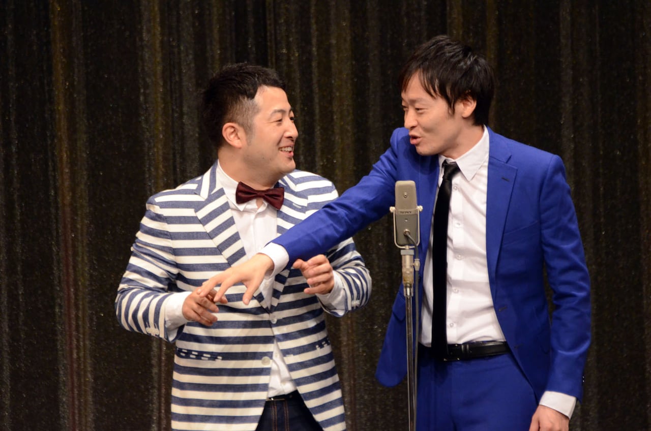 2017年7月のライブで漫才を披露する和牛。