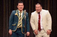 「プラス・マイナス15年目の集大成『漫才の感謝祭』」の様子。