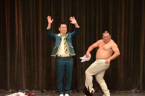 エンディングで体つきモノマネを披露した岩橋（右）と、フリーザのモノマネで「なんばグランド花月、来ないと殺しますよ」と呼びかけた兼光（左）。