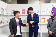 「天竺鼠川原のひとことぬりえ展」に来場したかまいたち、天竺鼠・川原（左から）。