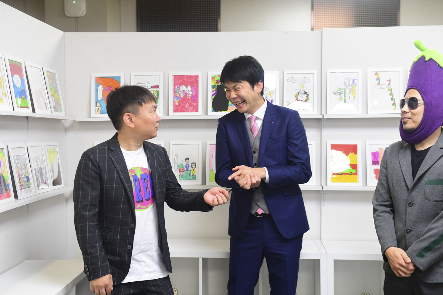 「天竺鼠川原のひとことぬりえ展」に来場したかまいたち、天竺鼠・川原（左から）。