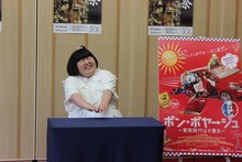 映画の感想を語る酒井藍。