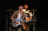 熱唱するコーンスターチ岡下。