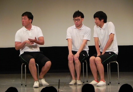 おるおるモノマネを披露した藤崎岡マーケット。