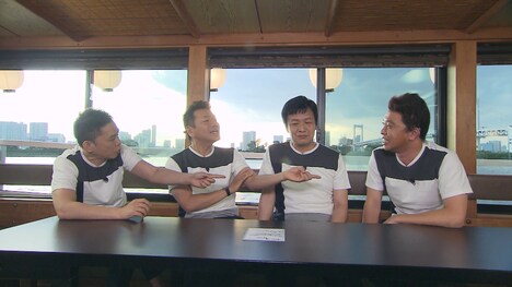 (左から)爆笑問題・太田、くりぃむしちゅー上田、ガリベンズ矢野、ホリ。(c)中京テレビ