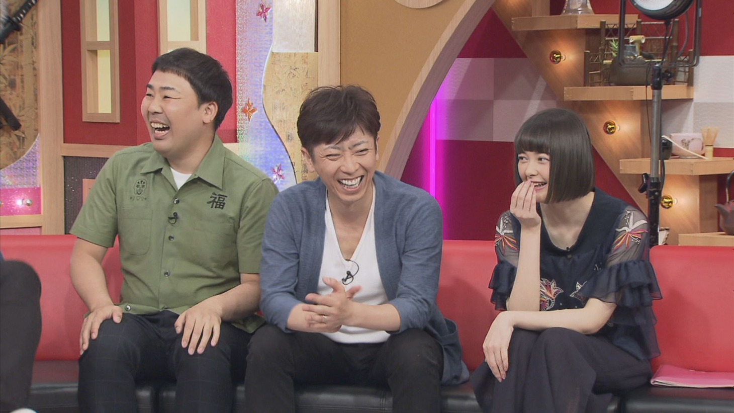 （左から）フットボールアワー、玉城ティナ。(c)CBC