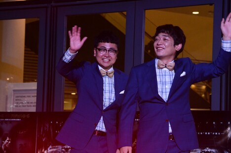 レッドカーペットを歩いて登場した銀シャリ。