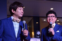 トム・クルーズのセリフに挑戦する銀シャリ鰻（左）とその様子に笑う橋本（右）。