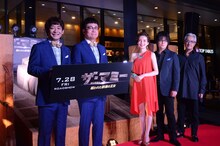 「ザ・マミー／呪われた砂漠の王女」公開記念スペシャルセレモニーの様子。左から銀シャリの鰻和弘、橋本直、ベッキー、森川智之、山路和弘。