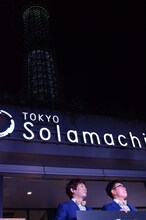 銀シャリの頭上にそびえ立つスカイツリー。