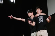 「超コントライブ」でネタを披露するジャルジャル。