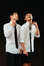 「超漫才ライブ」でネタを披露するジャルジャル。