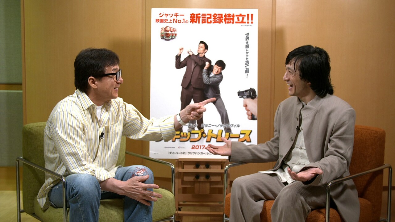 インタビュー中の（左から）ジャッキー・チェン、ジャッキーちゃん