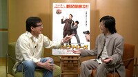 インタビュー中の（左から）ジャッキー・チェン、ジャッキーちゃん。