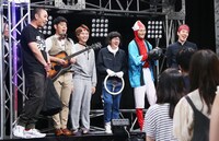 歌ステージに登場する芸人たち。