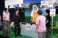 屋台の売り子に扮するペナルティ・ワッキー。