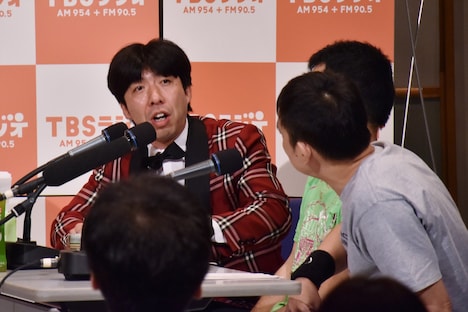 「メールNo.1グランプリ」のキングの1人として出演した、ねづっち（左）。