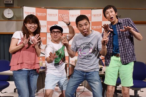 爆笑問題と、リスナーとして公開生放送を楽しんだ相席スタート・ケイ（左）、アンガールズ山根（右）。