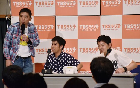 「爆笑問題カーボーイ」公開生放送後に行われた「ウエストランドのぶちラジ！」公開収録にサプライズ的に参加した爆笑問題・太田（左）。