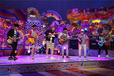 「アメトーーク！」で展開される「チョット弾けます ギター芸人2017」に出演する芸人たち。(c)テレビ朝日