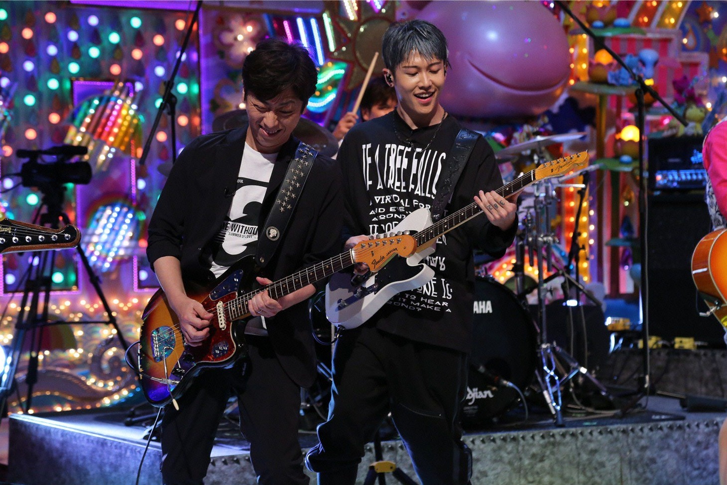 （手前左から）フットボールアワー後藤、MIYAVI。(c)テレビ朝日