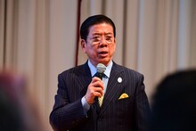 懇親会でスピーチをする西川きよし。