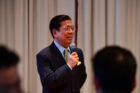 懇親会でスピーチをする西川きよし。