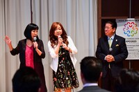 懇親会に出席した（左から）ハイヒール、西川きよし。