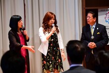 懇親会に出席した（左から）ハイヒール、西川きよし。