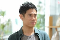 「脳にスマホが埋められた！」に出演する伊藤淳史。(c)読売テレビ