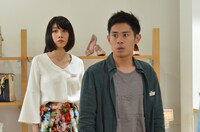 「脳にスマホが埋められた！」のワンシーン。左から松本穂香、伊藤淳史。(c)読売テレビ