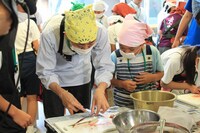 子供たちに囲まれるアンガールズ田中。(c)長崎国際テレビ