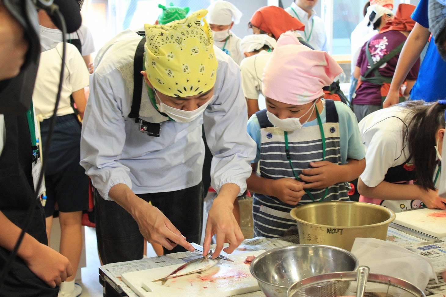 子供たちに囲まれるアンガールズ田中。(c)長崎国際テレビ