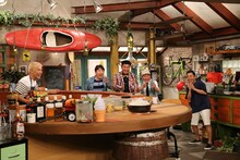 「おかべろ」に出演する（左から）ロンドンブーツ1号2号・田村亮、ダチョウ倶楽部、ナインティナイン岡村。(c)関西テレビ