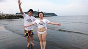 (左から)平成ノブシコブシ徳井、フォーリンラブ・バービー。(c)HBC