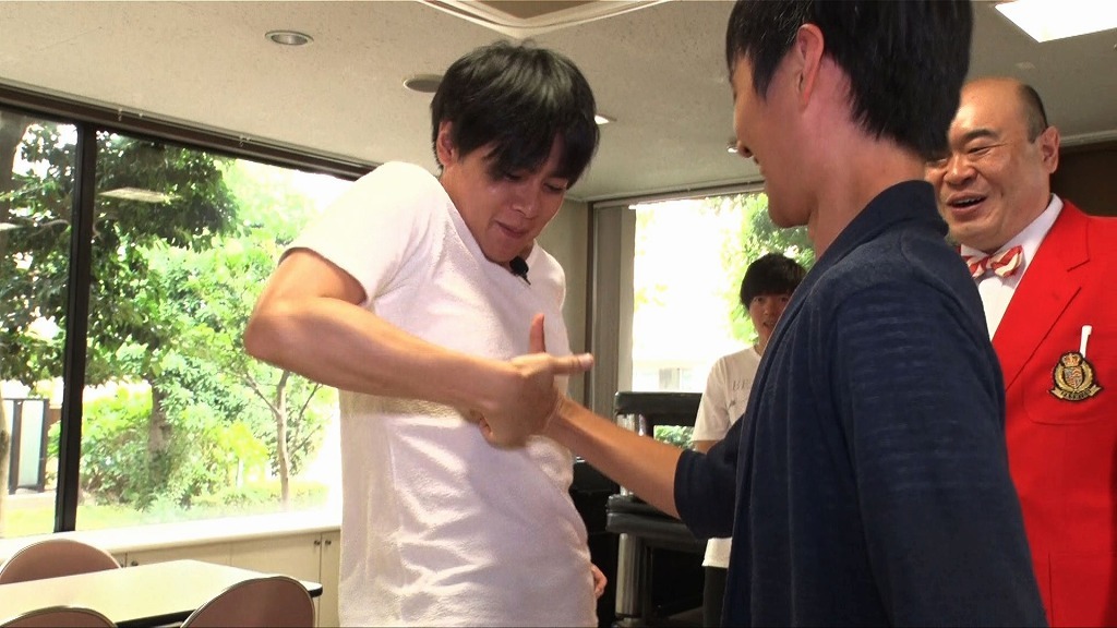 高校の後輩と指相撲をする平成ノブシコブシ吉村。(c)HBC