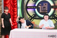 「なるみ・岡村の過ぎるTV」で、かき氷の早食いに挑戦するナインティナイン岡村（中央）と酒井藍（右）。左はなるみ。