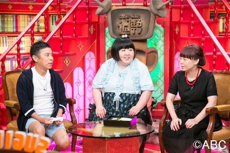 （左から）ナインティナイン岡村、酒井藍、なるみ。